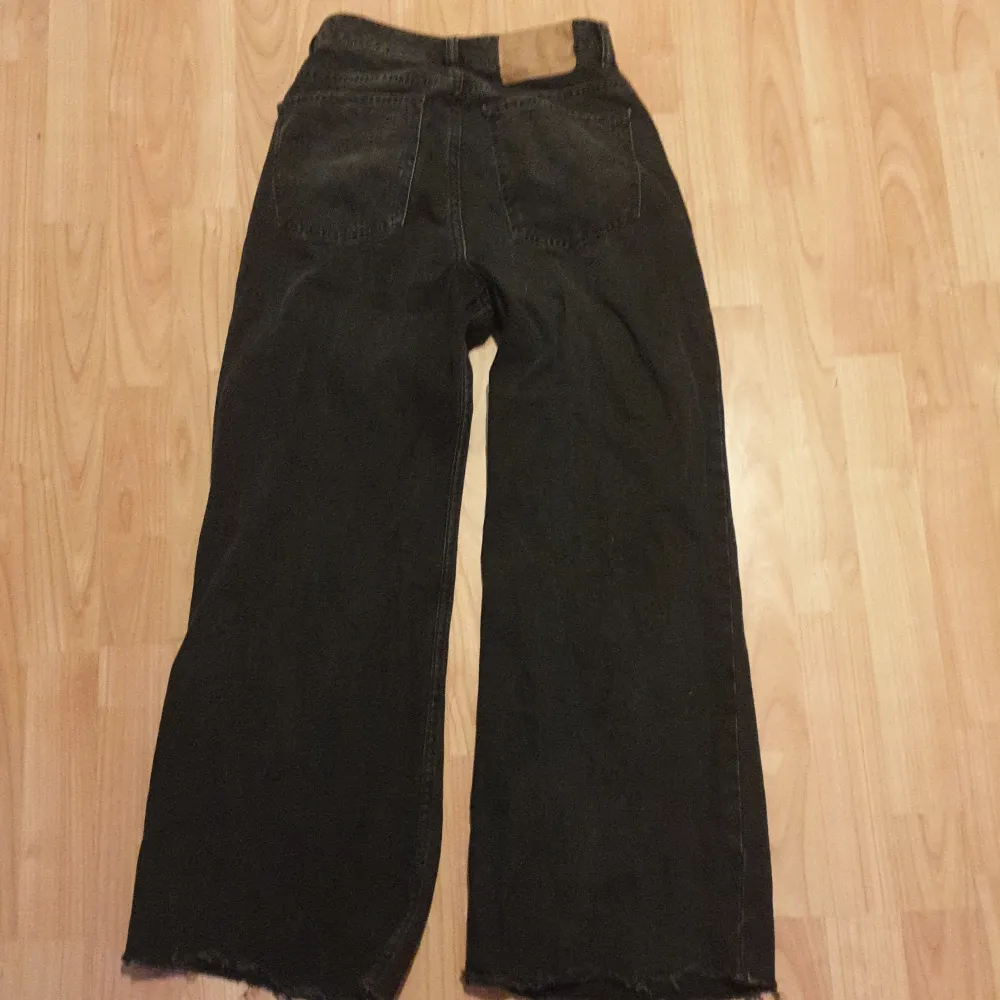 Fina mörkgrå highwaist wide jeans ifrån hm i storlek 36 Byxorna är uppklipta ungerfär 7cm då dem är lite långa på mig. Dem går dock säkert att sy upp. Jag säljer dem då dem inte är min stil längre. Kontakta gärna mig om då har några frågor. Jeans & Byxor.