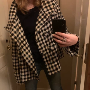 Rutig jacka Sara Kelly  - Säljer denna fina jacka från Sara Kelly som liknar arket jackorna! Sitter bra på mig som är s men även till l beroende på vilken passform man vill ha🫶❤️