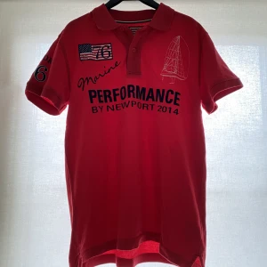 Röd Newport Pikétröja - Säljer en röd Newport pikétröja. Fint skick, använd fåtal gånger 100kr 