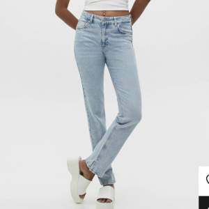 Straight jeans med en liten slit från pull&bear. Använda 1-2 gånger💗storlek 34, skriv för egna bilder 