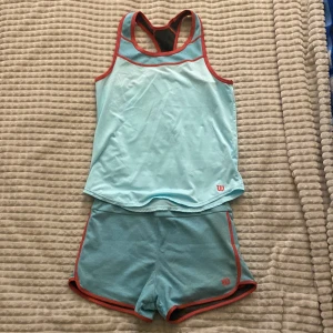 Träningsset - Säljer detta wilson träningsset för 180 kr eller en del för 90 kr. M i barnstl vilket motsvarar xxs i damstl