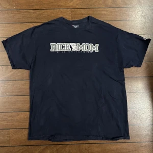 Rice Mom champion Tshirt  - Snygg vintage T-shirt i storlek XL! Bara att skriva om du undrar över något🙏