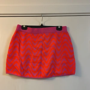 Populär mönstrad kjol hm - Populär mönstrad kjol från hm. Aldrig använd. Storlek M. Frakt tillkommer