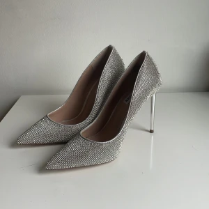 Klackskor  - Säljer klackar storlek 39 helt oanvända skick 10/10