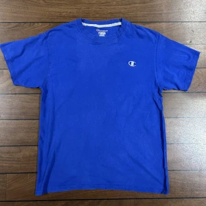 Champion blå T-shirt  - Snygg vintage T-shirt i storlek M! Bara att skriva om du undrar över något🙏