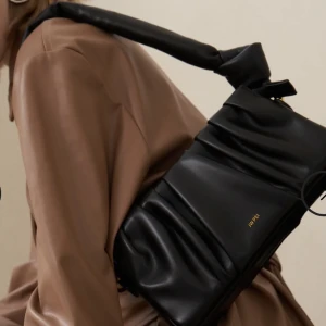 JW Pei väska + bagstrap (som nytt) - Köpte dessa år 2020 men har använt väskan med bandet ca 2-3 gånger. Modellen på väskan är slutsåld i svart.