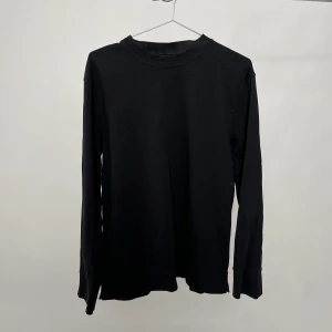 Tunn långärmad tröja från l’homme rouge - Large men ganska slim i passformen