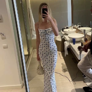 Blommig klänning - Säljer denna jättefina oanvända klänningen i stl S. Lånade bilder❤️❤️