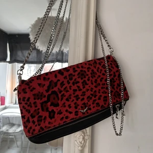 Zadig & Voltaire väska - Säljer min clutchväska från Zadig & Voltaire som jag köpte på deras butik i Miami. Använts lite för få gånger och för längesen för att jag ska behålla den! Denna modell är dyrare än de vanliga pga tyget.