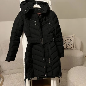 Hollies jacka äkta strl 34 svart luva - Med luva Strl 34 Knappt använd - nyskick Dyr i inköp