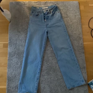 Levis jeans Ribcage straight  - Jeansen är använda ett fåtal gånger.De har medelhög midja och är raka i modellen. Jeansen är i storlek 24.