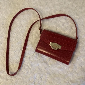 Handväska - En vinröd handväska ❤️Jag säljer den då den inte kommer till användning. Knappt använd. Frakt tillkommer.