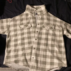 Tröja - I helt okej skick, köpte den ifrån pieces! En fin grön färg! 🥰Den är L men passar för S-L Också! Om man vill ha den lite oversized!