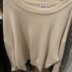 Weekday stickad tröja, vit storlek L - Stickad tröja från weekday, vit storlek L, sitter ganska stort och boxy, tung rejält material! Använd 1-2 gånger 