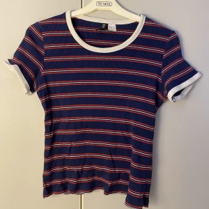 Randig T-shirt  - Super skön tight randig T-shirt i storlek M från H&M divided. 