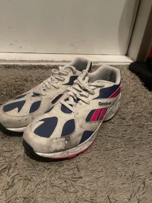 Reebok skor, behov av tvätt storlek EU 44 - Reebok skor i hyfsat skick förutom att dom behöver en tvätt. Inte använda mycket. Fin sula utan heeldrag