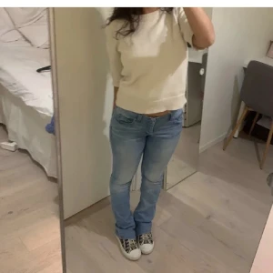 Lågmidjade jeans  - Skitsnygga lågmidjade jeans!! Lånade bilder från tidigare ägare