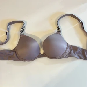 Victoria’s Secret Bh - En lila push up Bh köpt på vicktoria’s secret i Stockholm. Alla finanser sitter kvar och inga skador alls. Använd ett fåtal gånger. Säljer pågrun av att jag tröttnat på den. Köpt för 900kr. Kommer ha budgivning om det är många köpare. 