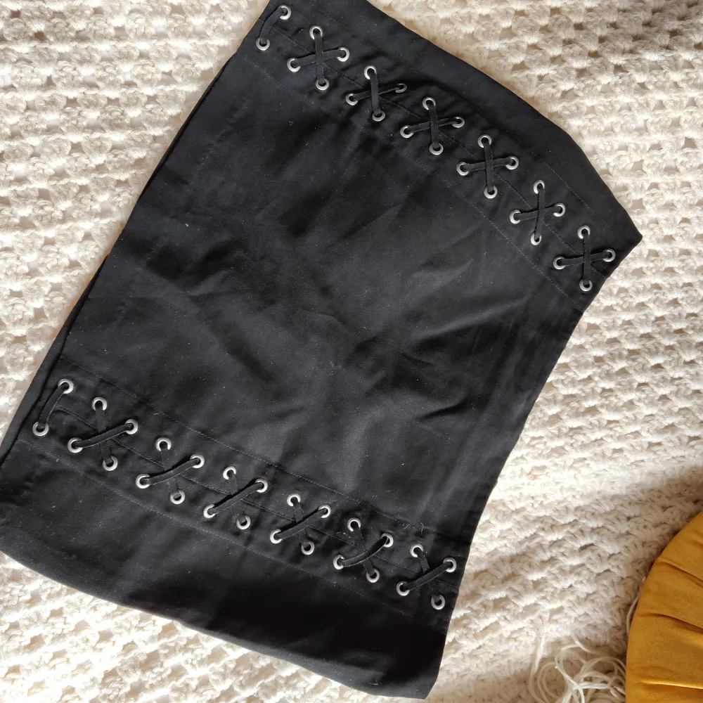 En svart kjol i fejkmocka. Ganska kort, snygga detaljer på framsidan och dragkedja på baksidan. För stor för mig tyvärr, fick den av en vän och nu behöver den ett nytt hem :). Kjolar.