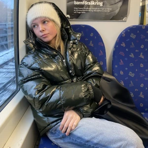 Weekday grön pufferjacka  - Säljer min gröna weekday jacka från förra vintern💚strl M men sitter perfekt oversized på mig som är S. Älskar verkligen hur den skiftar från grönt till svart i olika ljus! (800kr + frakt), vid fler intresserade startas budgivning!   Den har inga defekter💚