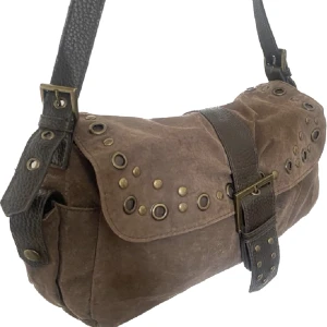 Väska  - Super fin brun väska köpt på plick, bra skick och väldigt rymlig! Swish endast och postar bara💗måste få såld tills torsdag