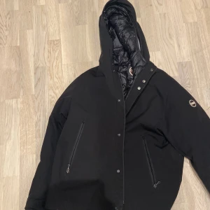 Colmar Jacka  - Knappt använd Colmar Jacka i storlek M, säljs i väldigt bra skick och är köpt från Zalando för 5499 kr  Jackan kan skickas spårbart och kan även tänka mig sänka priset vid snabb affär 