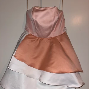 Fin cocktailklänning - Fin ljusrosa cocktailklänning! Endast använd en gång för ett bröllop💕