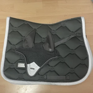 Equestrian stockholm sett - Equestrian stockholm hopp schabraket användt 1 gång Plasten finns kvar på loggorna HUVAN SÅLD