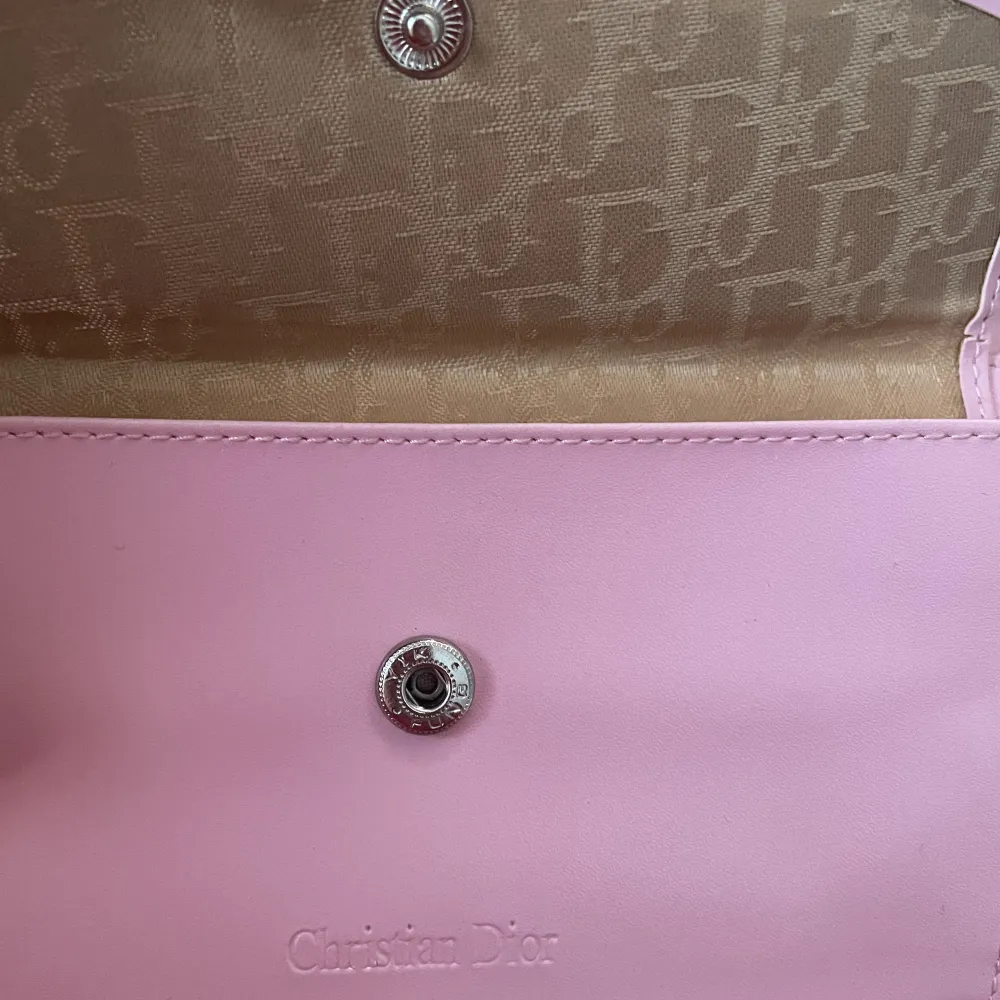 Ljusrosa dior plånbok. Ingen aning om den är äkta men skulle tippa på att den inte är det. . Väskor.