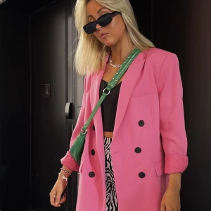 Rosa blazer - En snygg oversized i rosa med svarta knappar. Den är skön att ha på sig och väldigt snygg. Säljer pga använder inte färg lika mycket. Den är dock fortfarande i väldigt bra skick då den är använd under 5 gånger💘💘💘(Jag är en XS/S)