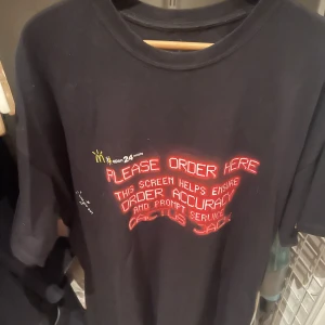 Travis Scott  x Mc Donalds storlek XL - Travis Scott  T-shirt collab med mc Donalds, fint skick, använd 2-3 gånger 