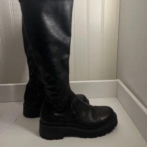 Boots  - Säljer mina svarta boots från vega Bond då dom aldrig kommer till användning..dom är använda cirka 2 gånger så det finns inga defekter nypris 1900kr💕