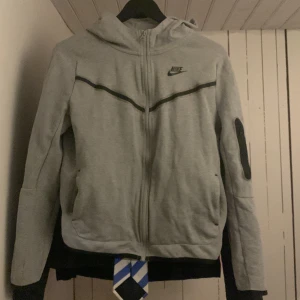 Nike tech fleece  - Helt ny nike tech fleece barn stor lek 1,70 därför de låga priset😀