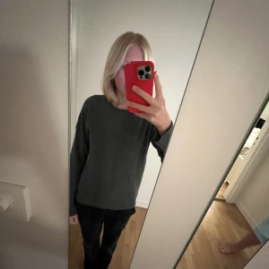 Zadig och Voltaire tröja  - Zadig och Voltaire tröja i 100%kasmir💞glittriga stjärnor på armbågarna💞endast använd 1 gång💞köpte för 3500, säljer för 1300💞