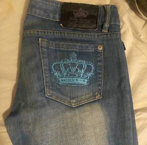Säljer ett par super fina Victoria Beckham jeans.