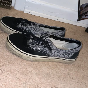 Vansskor - Ett par välanvända vansskor.  Använda men fina och inte allt för skitiga och slitna. Kommer inte till användning längre. Köparen står alltid för frakten 😊