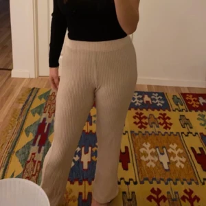 bootcut byxor - jättesköna bootcut byxor från gina tricot🤎 sitter skönt och är ej genomskinliga!!