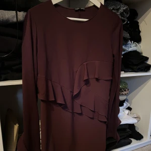 Klänning med volanger - Vinröd klänning med volanger 