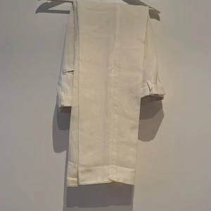 Linne kostymbyxor  - Jätte fina linne kostymbyxor från tiger of sweden. Har tyvärr vuxit ur dem. Helt vita och inga fläckar. Använda några gånger men inget slitage. De perfekta byxorna till sommaren 