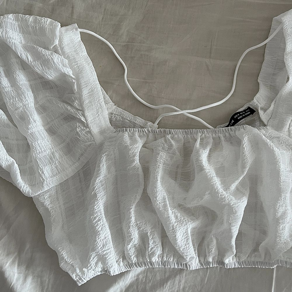 Kort topp med puffärmar & öppen rygg från Shein! Storlek M🤍 många fina detaljer & lite linne liknanade material! Den är något genomskinlig❣️helt oanvänd!. Toppar.