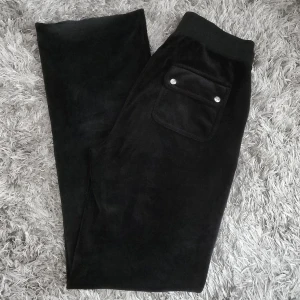 Byxor svarta - Saljär mina Juicy Couture för att jag gick ner i vikt så de är stora :) eller byt till storlek S