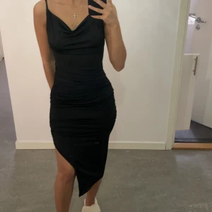 Klänning - - Enkel klänning som man kan klä upp - Endast använd en gång  - Storlek xs men kan passa en mindre S 