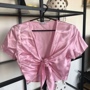 Rosa topp från Bershka - Oanvänd topp i storlek S