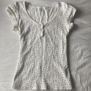 Topp - Blommönstrad topp från brandy melville🤍fint skick och inga defekter!