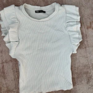 Zara volang topp - Säljer denna super söta topp ifrån zara. Köpt sommaren 2021. Bra skick. Köpt för ca 100kr. 