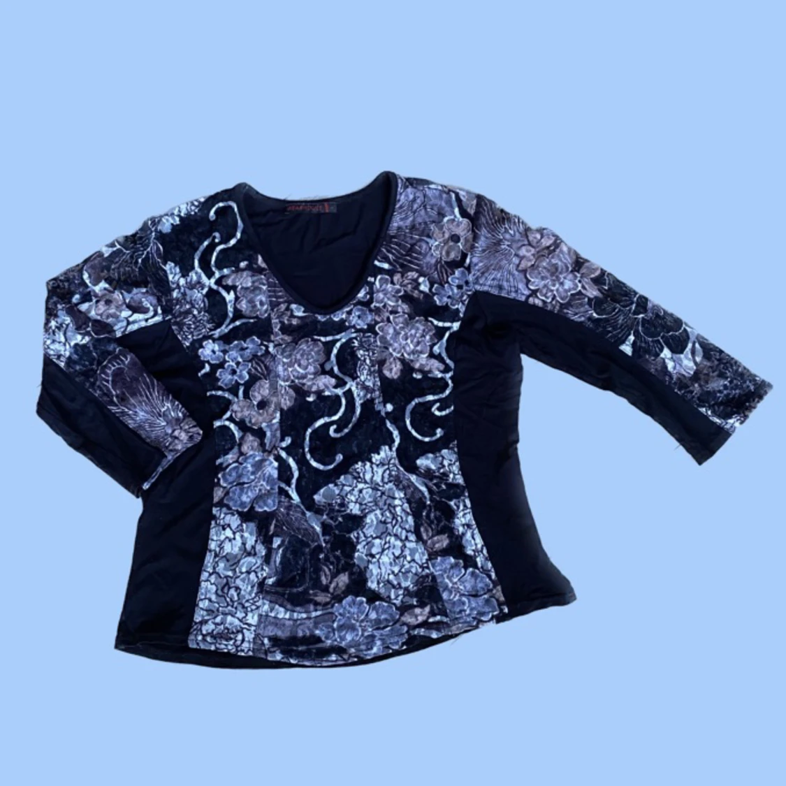 Långärmad med mönstrad spets
