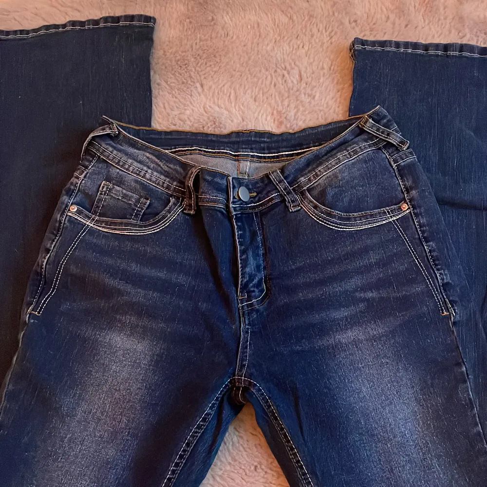 Säljer dessa jeans pga att jag inte använder dom längre. Dom är låga och flare 💗 Midjemått: 75cm + stretch Innerbenslängd: 75 cm. Pris kan såklart diskuteras! . Jeans & Byxor.