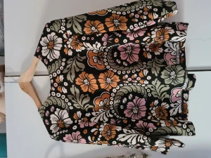 Nästan vintage - Superskön blus. 70 talsinsp . Även materialet.  