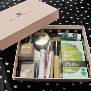 Fint smink i nyskick - Jättefina sminkprodukter som jag antingen inte använder eller blivit fel färg. Kolla kommentarerna för mer info om produkterna. 