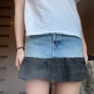 Jeanskjol men volang - Cool kjol från zara!! Köpt på sellpy - storlek 32/34